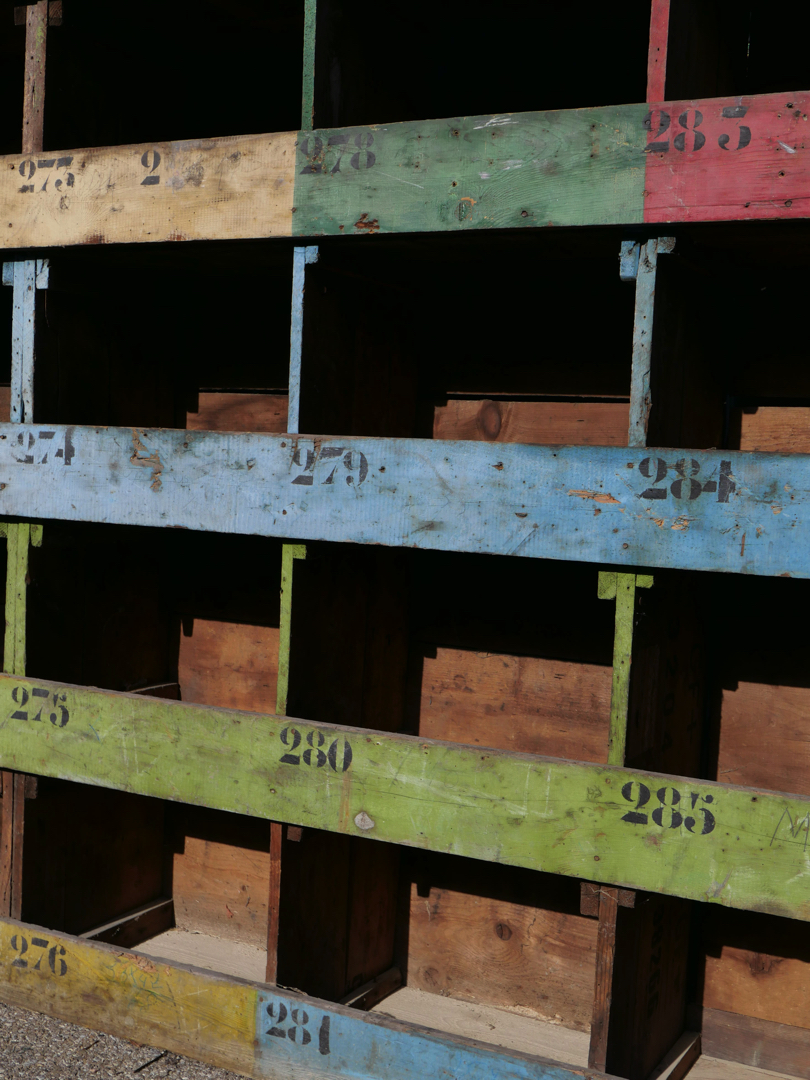 grand meuble metierl en bois a casier couleur – Image 13