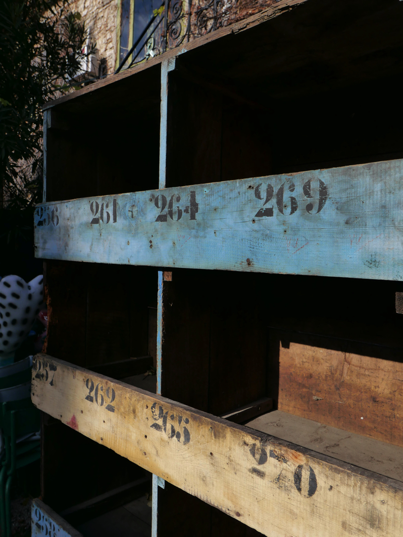 grand meuble metierl en bois a casier couleur – Image 11