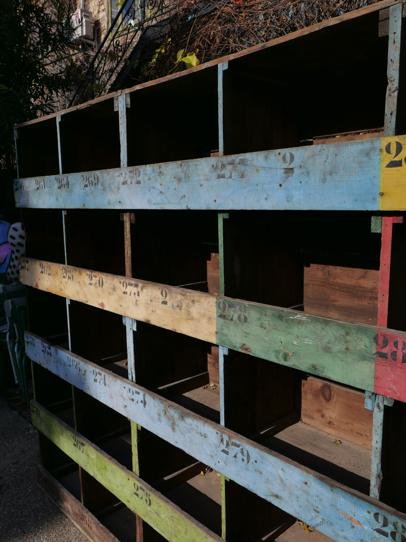 grand meuble metierl en bois a casier couleur – Image 10