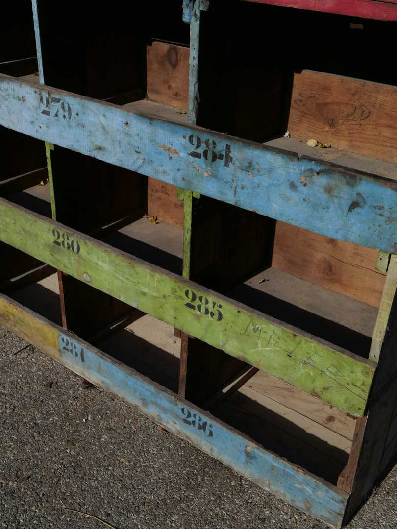 grand meuble metierl en bois a casier couleur – Image 9