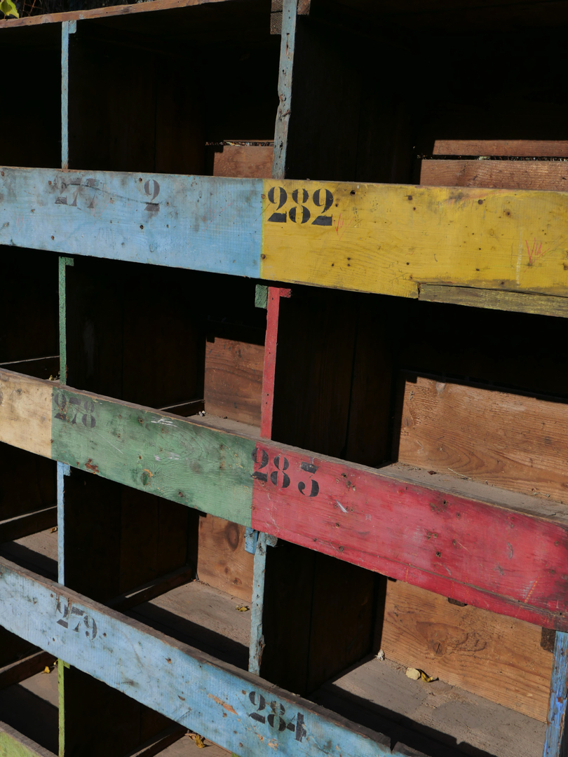 grand meuble metierl en bois a casier couleur – Image 8