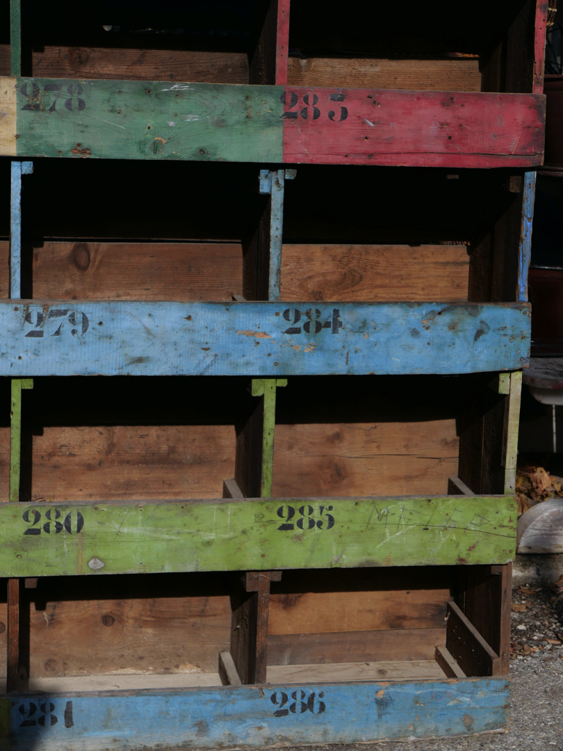 grand meuble metierl en bois a casier couleur – Image 7