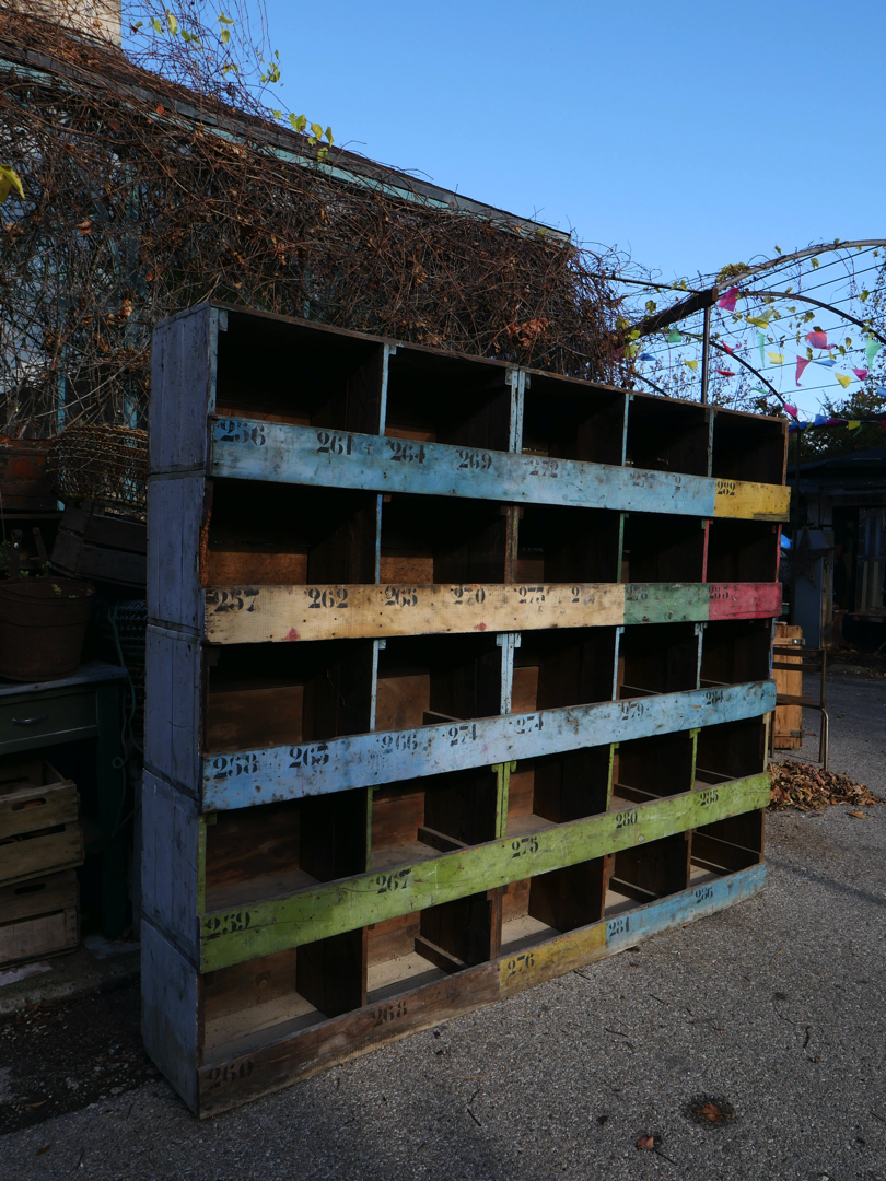 grand meuble metierl en bois a casier couleur – Image 3