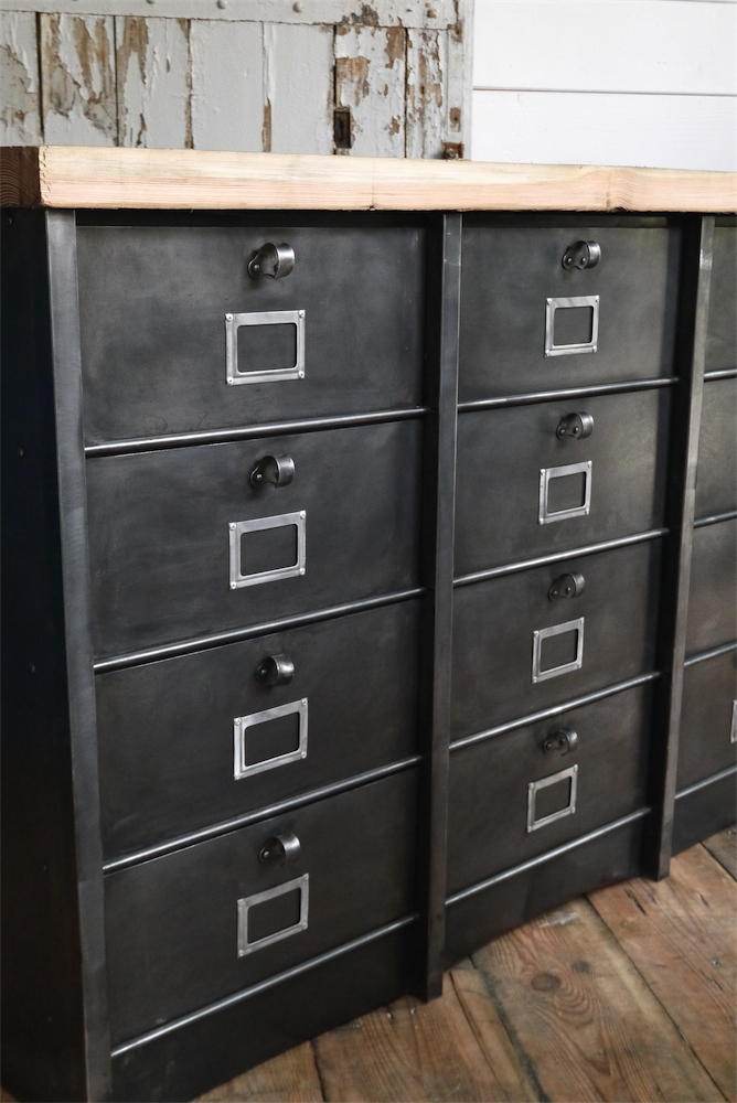 ancien grand meuble 15 casiers industriel strafor plateau pin massif – Image 3