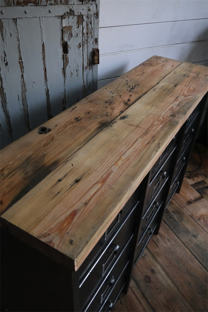 ancien grand meuble 15 casiers industriel strafor plateau pin massif – Image 5