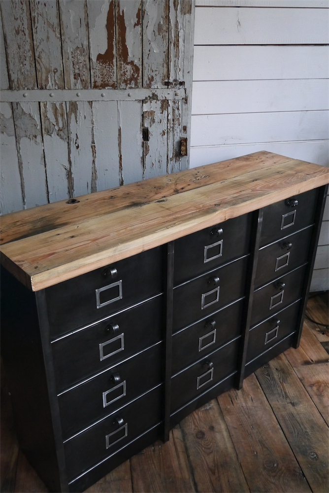 ancien grand meuble 15 casiers industriel strafor plateau pin massif – Image 10