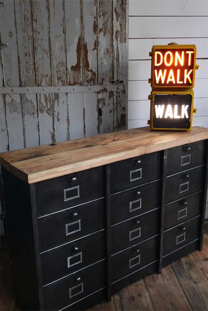 ancien grand meuble 15 casiers industriel strafor plateau pin massif – Image 11