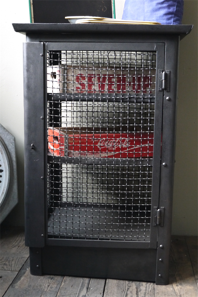 meuble buffet industriel riveté annéeé 30 – Image 3