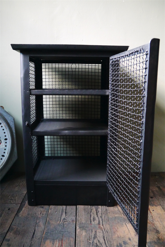 meuble buffet industriel riveté annéeé 30 – Image 12