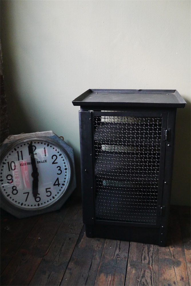 meuble buffet industriel riveté annéeé 30 – Image 13