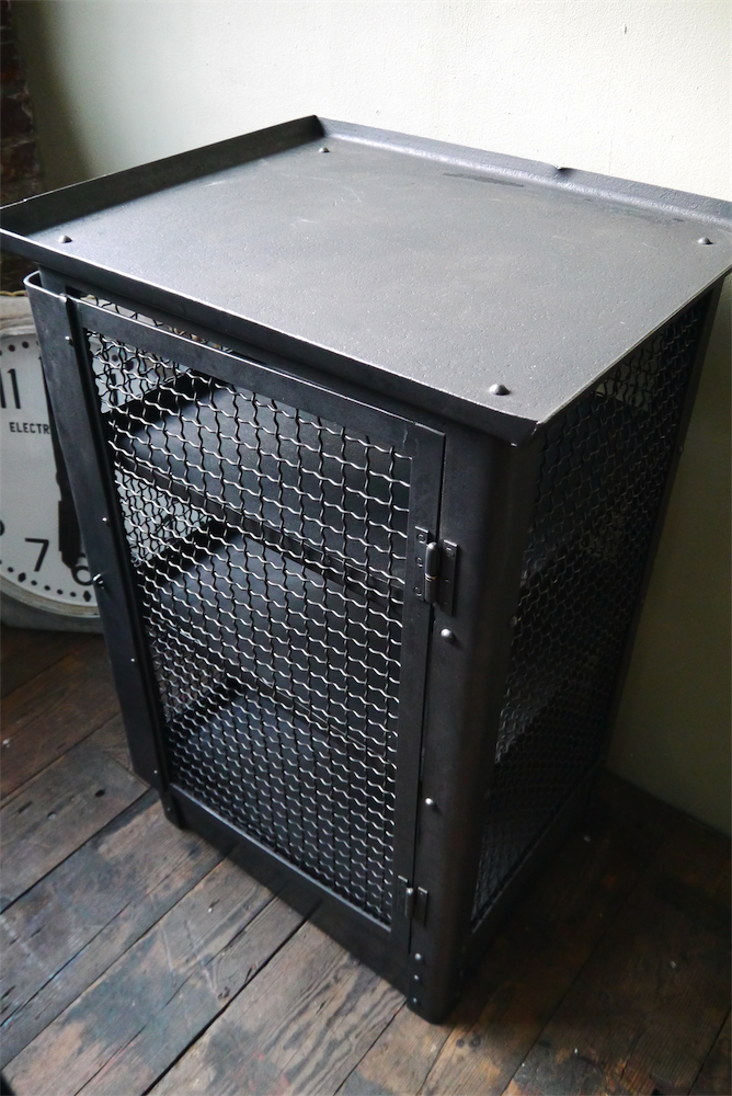 meuble buffet industriel riveté annéeé 30 – Image 14