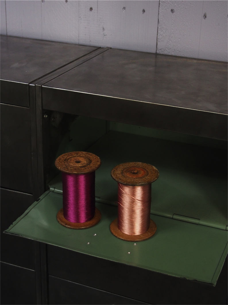 ancien grand meuble 10 casiers industriel – Image 9