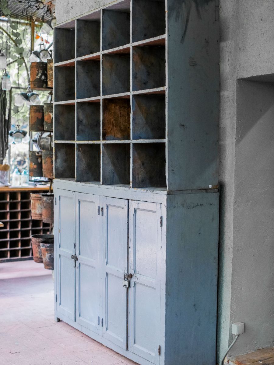 grand meuble de garage casier bois patine grise – Image 3