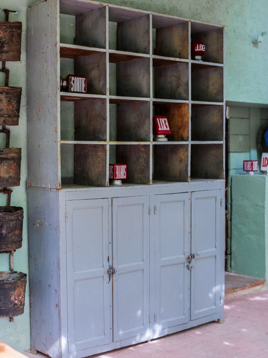 grand meuble de garage casier bois patine grise – Image 2