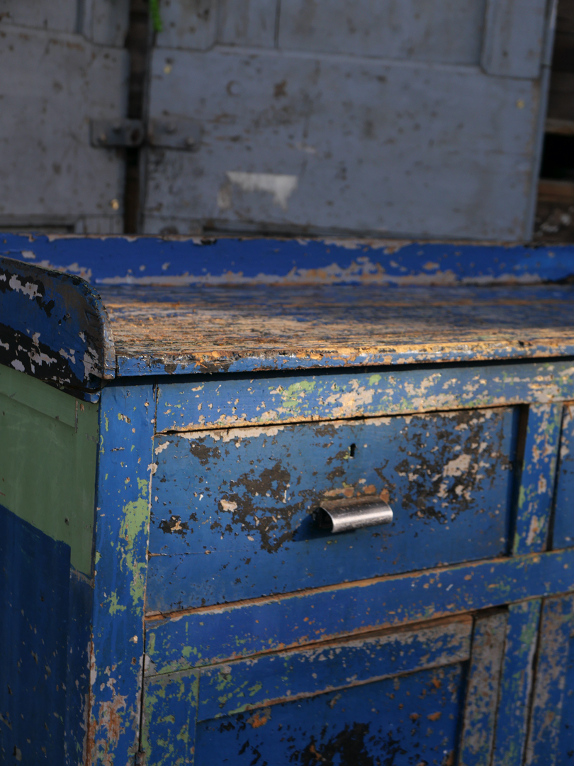 meuble metier etabli industriel en bois patine bleu dans son jus – Image 6