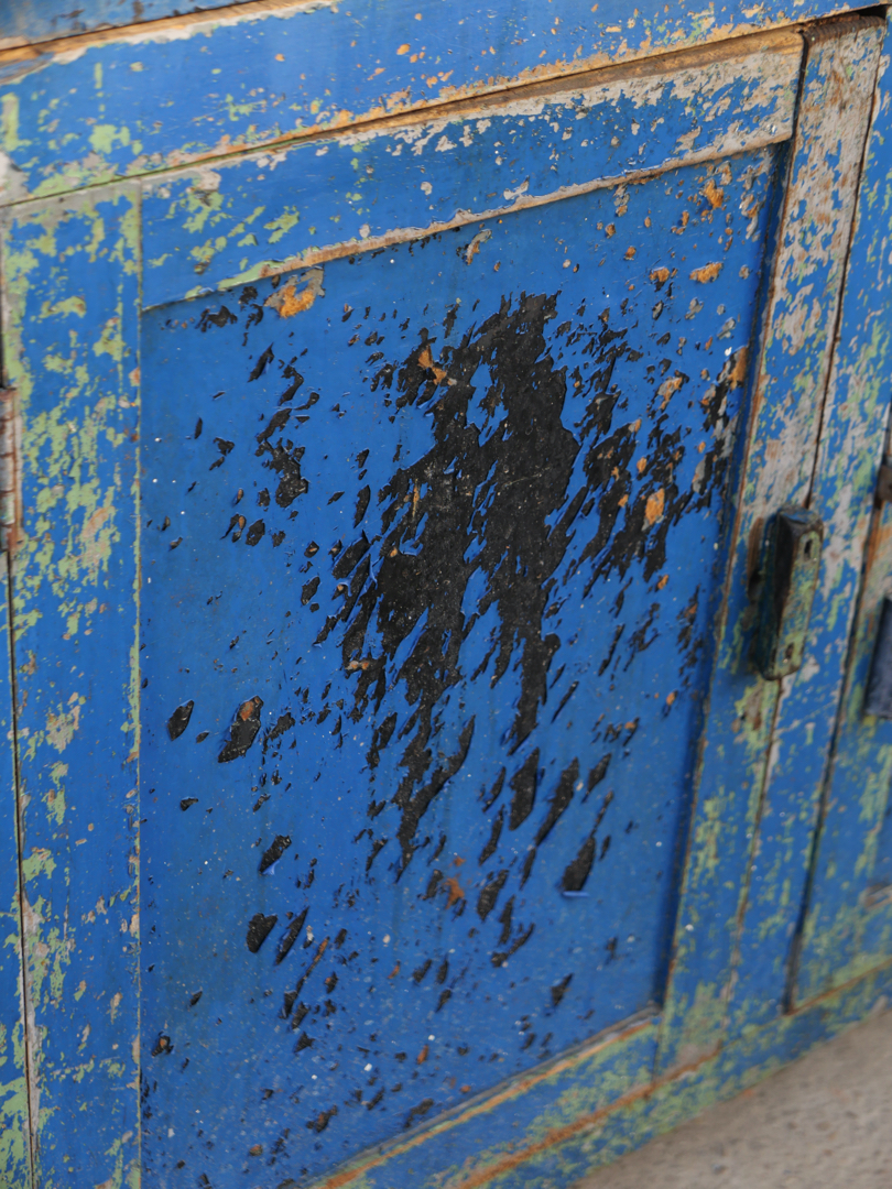 grand enfilade etabli industriel en bois patine bleu dans son jus – Image 3