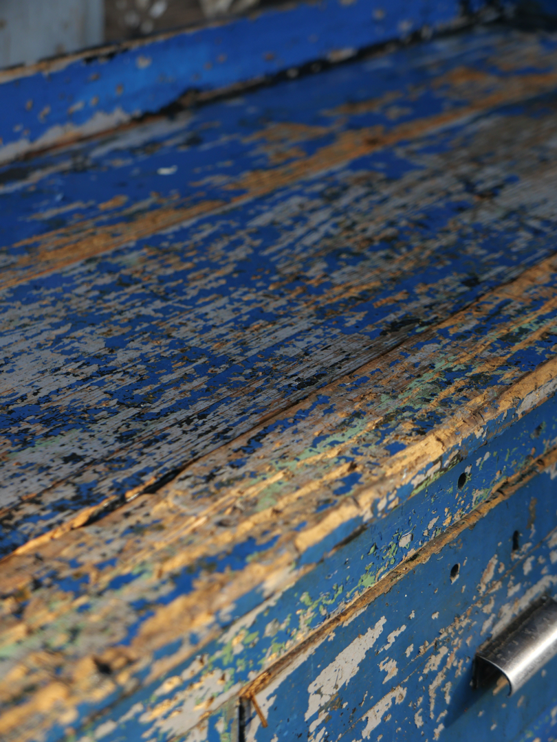 meuble metier etabli industriel en bois patine bleu dans son jus – Image 7