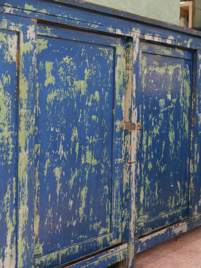 grand enfilade etabli industriel en bois patine bleu dans son jus – Image 5