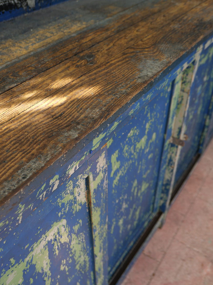 grand enfilade etabli industriel en bois patine bleu dans son jus – Image 10