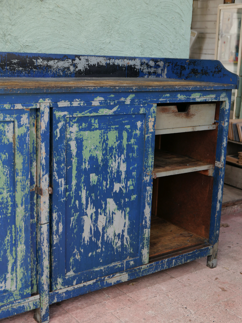 grand enfilade etabli industriel en bois patine bleu dans son jus – Image 12