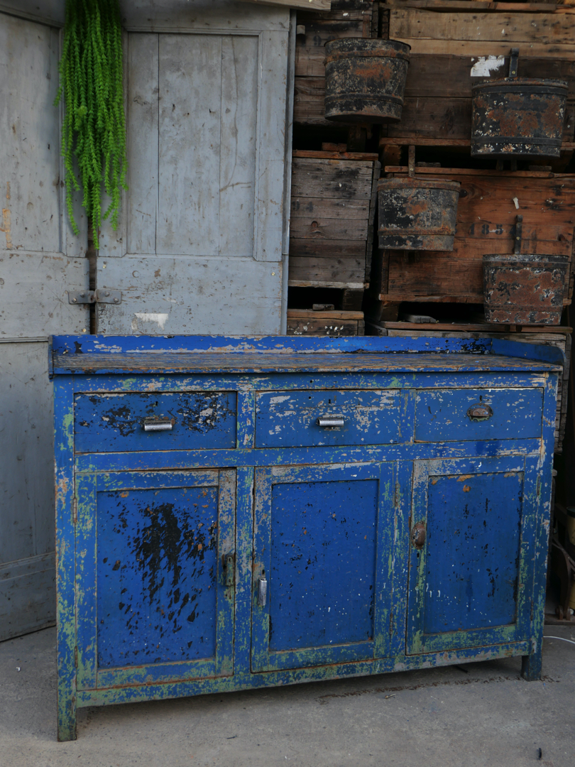 meuble metier etabli industriel en bois patine bleu dans son jus – Image 21