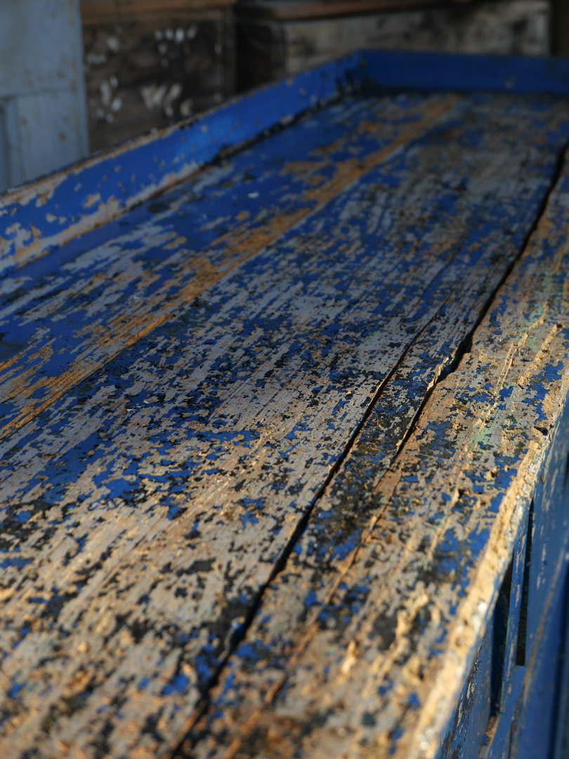 meuble metier etabli industriel en bois patine bleu dans son jus – Image 8