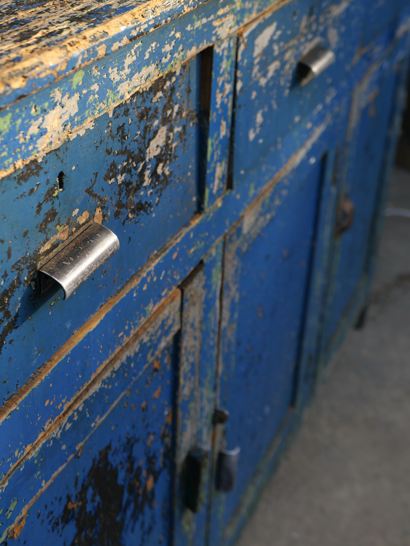 meuble metier etabli industriel en bois patine bleu dans son jus – Image 9