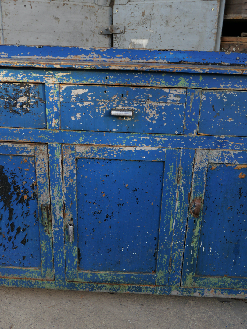 meuble metier etabli industriel en bois patine bleu dans son jus – Image 11