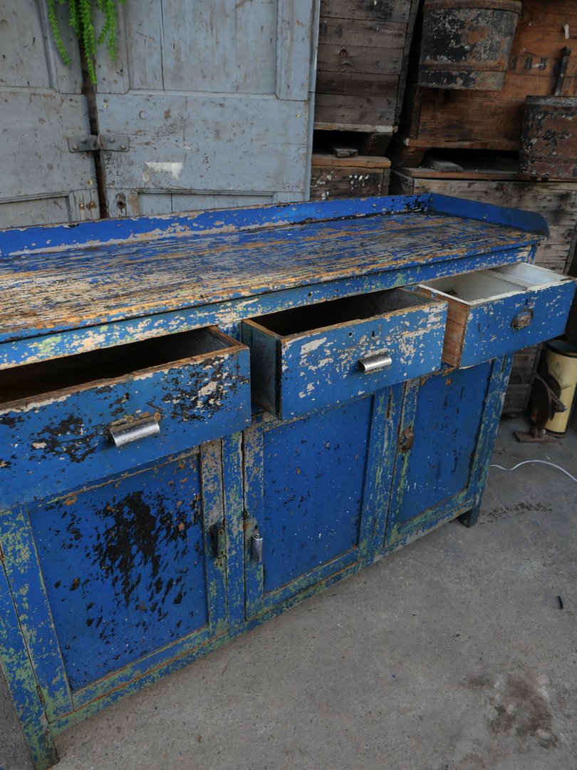 meuble metier etabli industriel en bois patine bleu dans son jus – Image 12