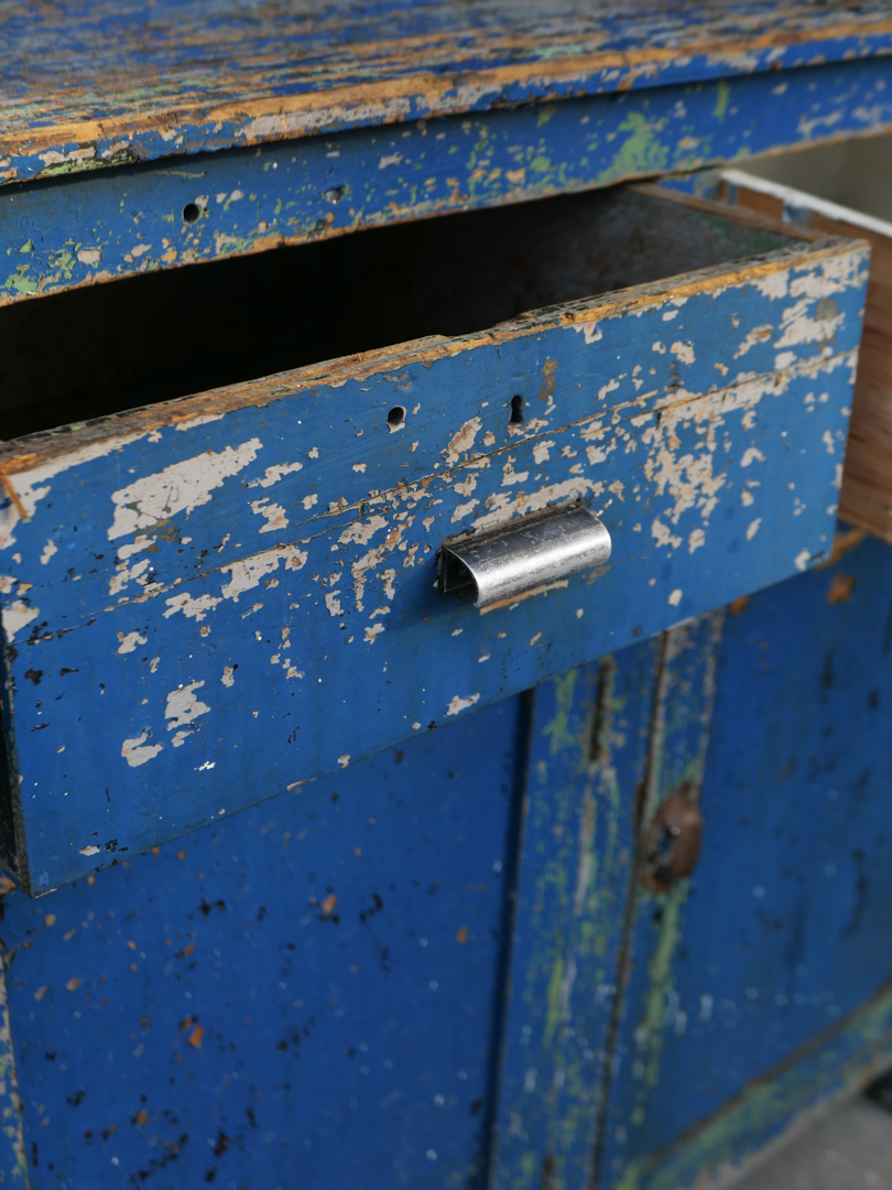 meuble metier etabli industriel en bois patine bleu dans son jus – Image 13