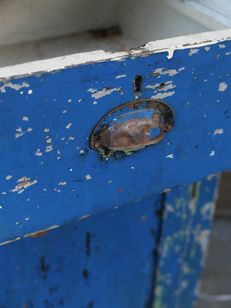 meuble metier etabli industriel en bois patine bleu dans son jus – Image 14