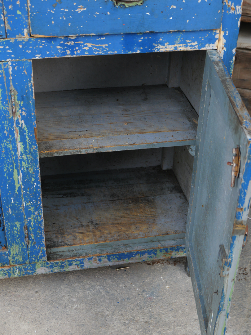 meuble metier etabli industriel en bois patine bleu dans son jus – Image 15