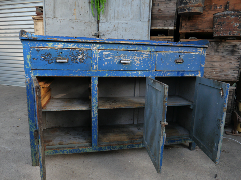 meuble metier etabli industriel en bois patine bleu dans son jus – Image 16