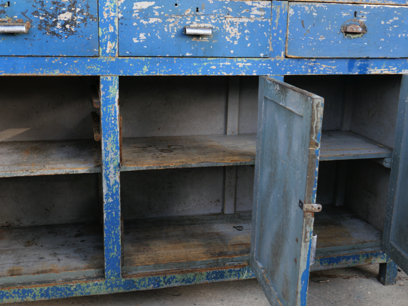 meuble metier etabli industriel en bois patine bleu dans son jus – Image 17