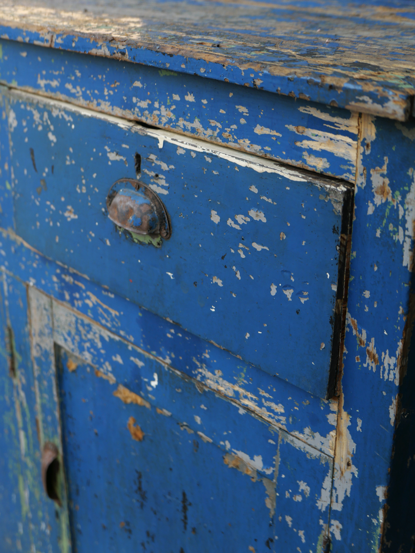 meuble metier etabli industriel en bois patine bleu dans son jus – Image 19