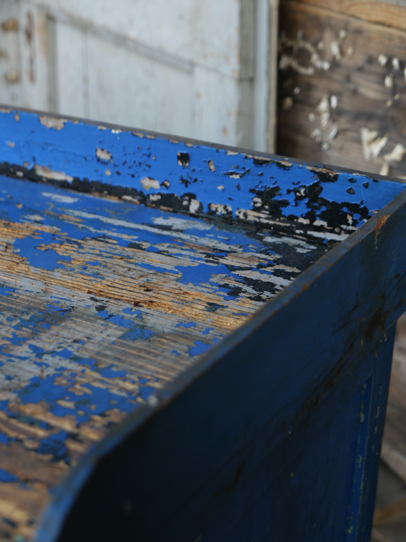 meuble metier etabli industriel en bois patine bleu dans son jus – Image 20