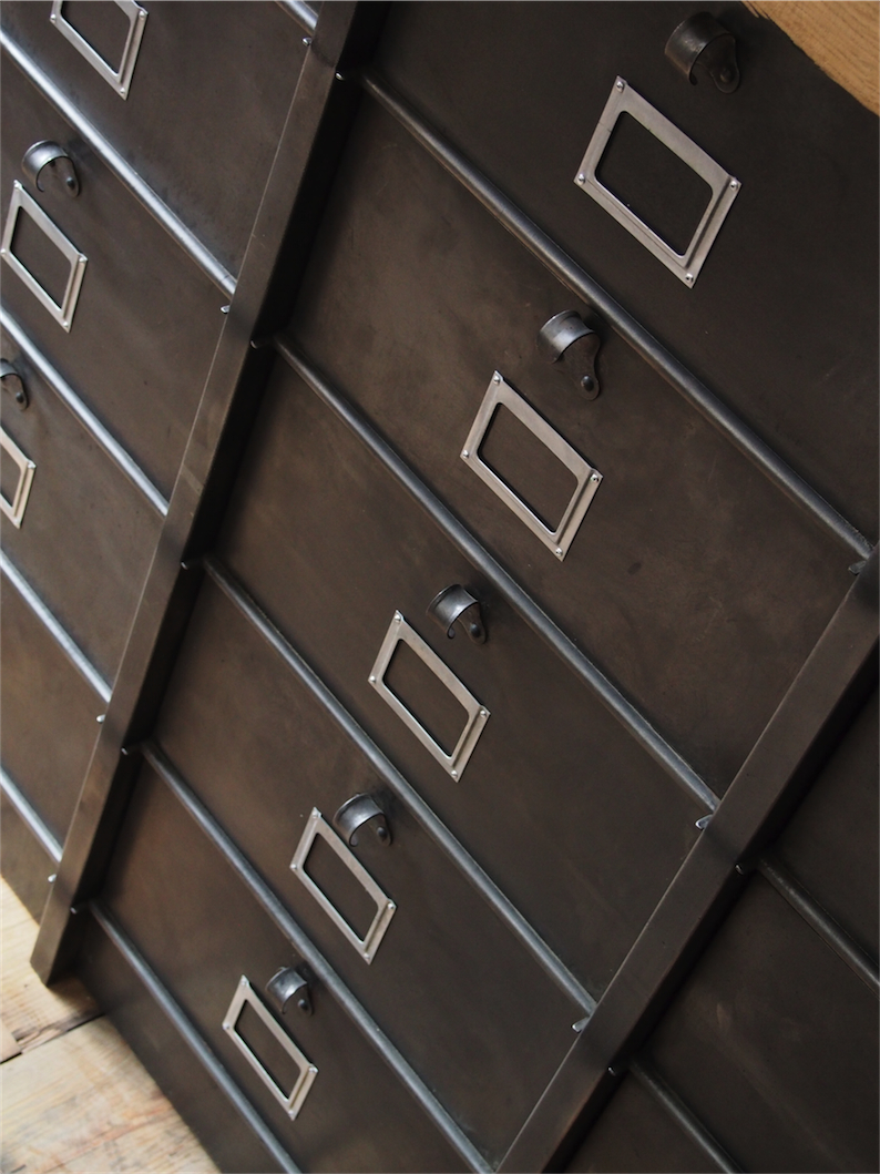 ancien grand meuble 15 casiers industriel strafor plateau chene massif – Image 14