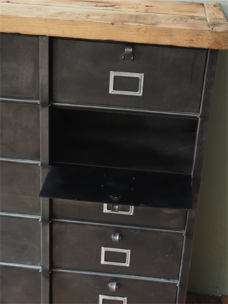 ancien grand meuble 15 casiers industriel strafor plateau chene massif – Image 15