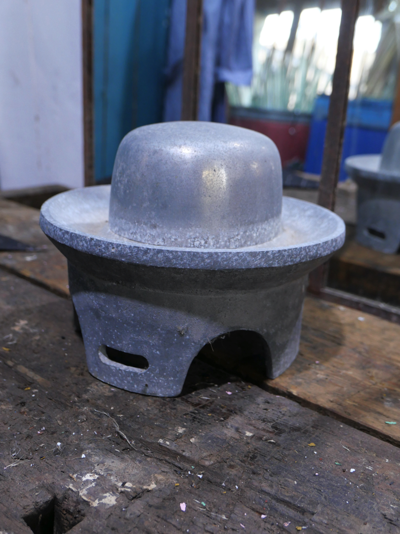 ancien moule industriel a chapeau en fonte d'alu – Image 2