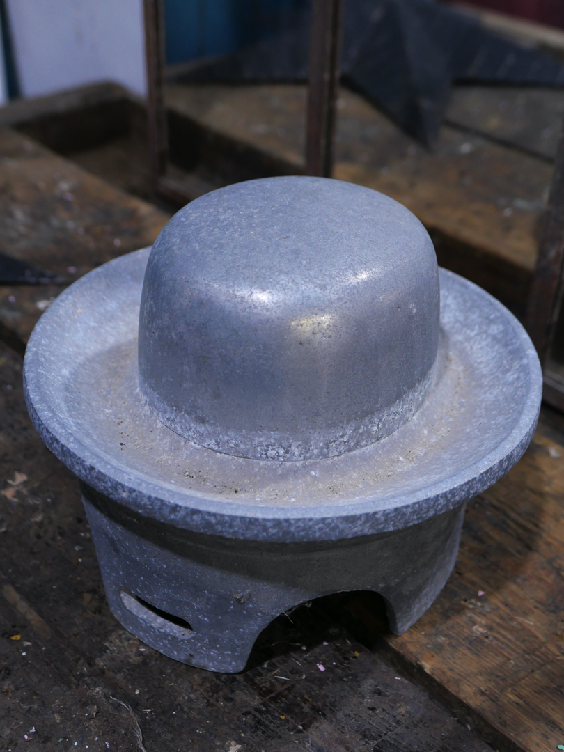 ancien moule industriel a chapeau en fonte d'alu – Image 3