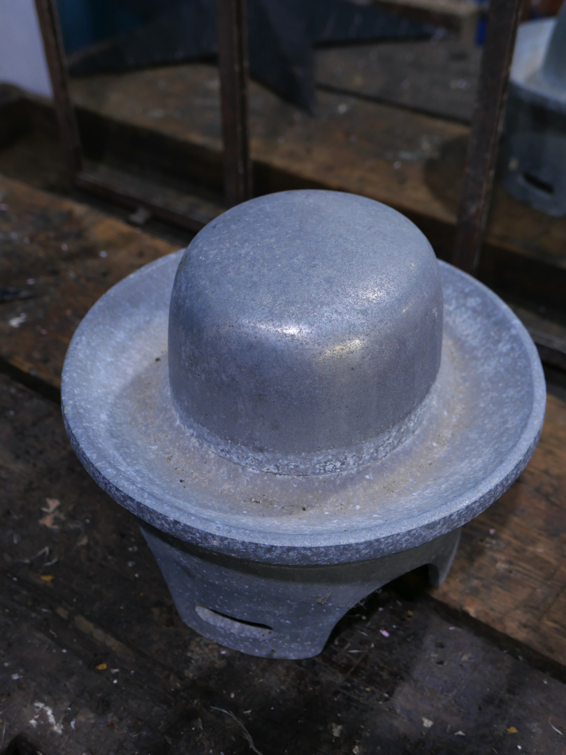 ancien moule industriel a chapeau en fonte d'alu – Image 4