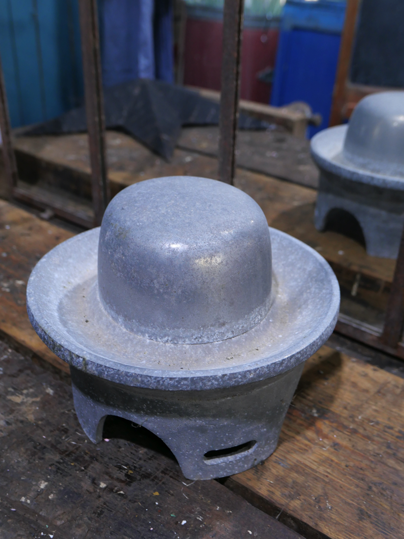 ancien moule industriel a chapeau en fonte d'alu – Image 5