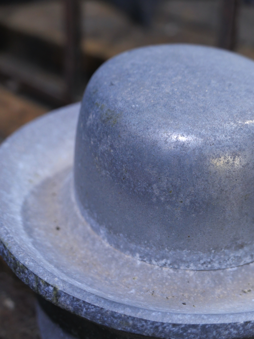 ancien moule industriel a chapeau en fonte d'alu – Image 6