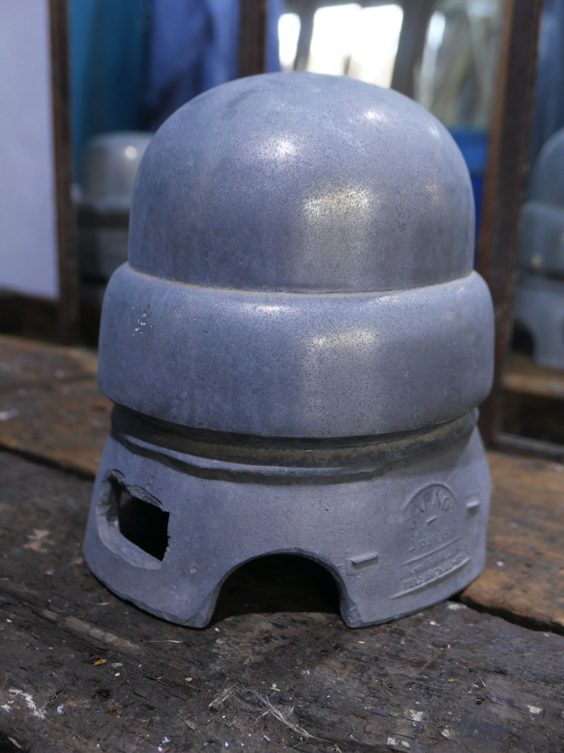 ancien moule industriel a chapeau en fonte d'alu – Image 2