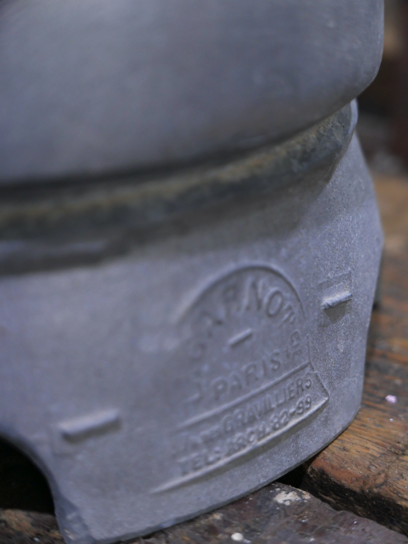 ancien moule industriel a chapeau en fonte d'alu – Image 3