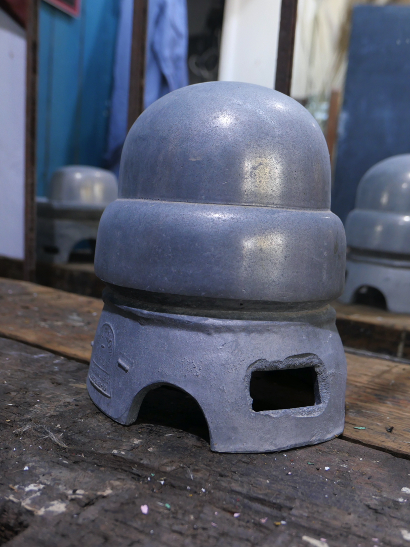 ancien moule industriel a chapeau en fonte d'alu – Image 6