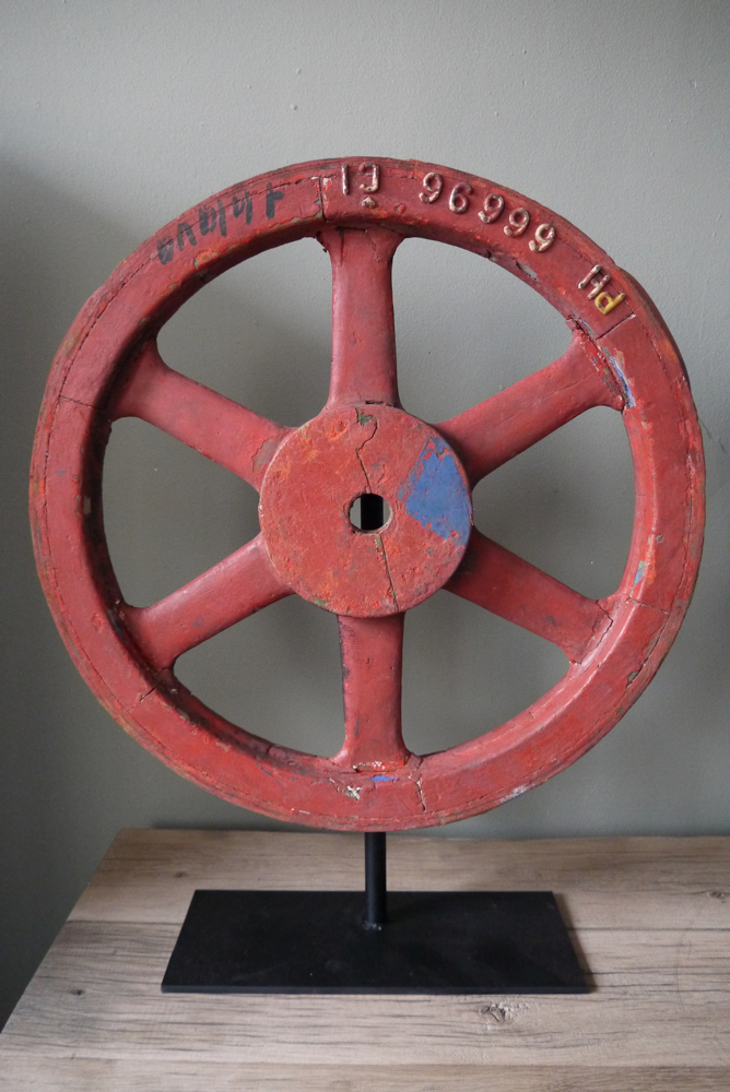 ancien moule de fonderie industrielle roue sur socle metal rouge – Image 6