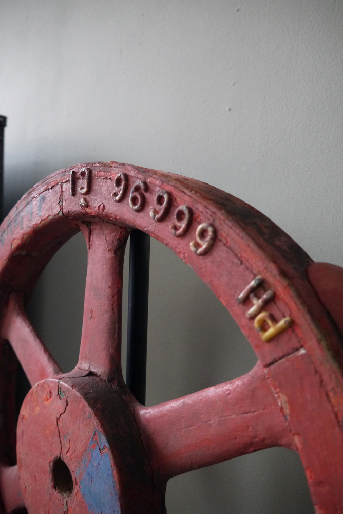 ancien moule de fonderie industrielle roue sur socle metal rouge – Image 3