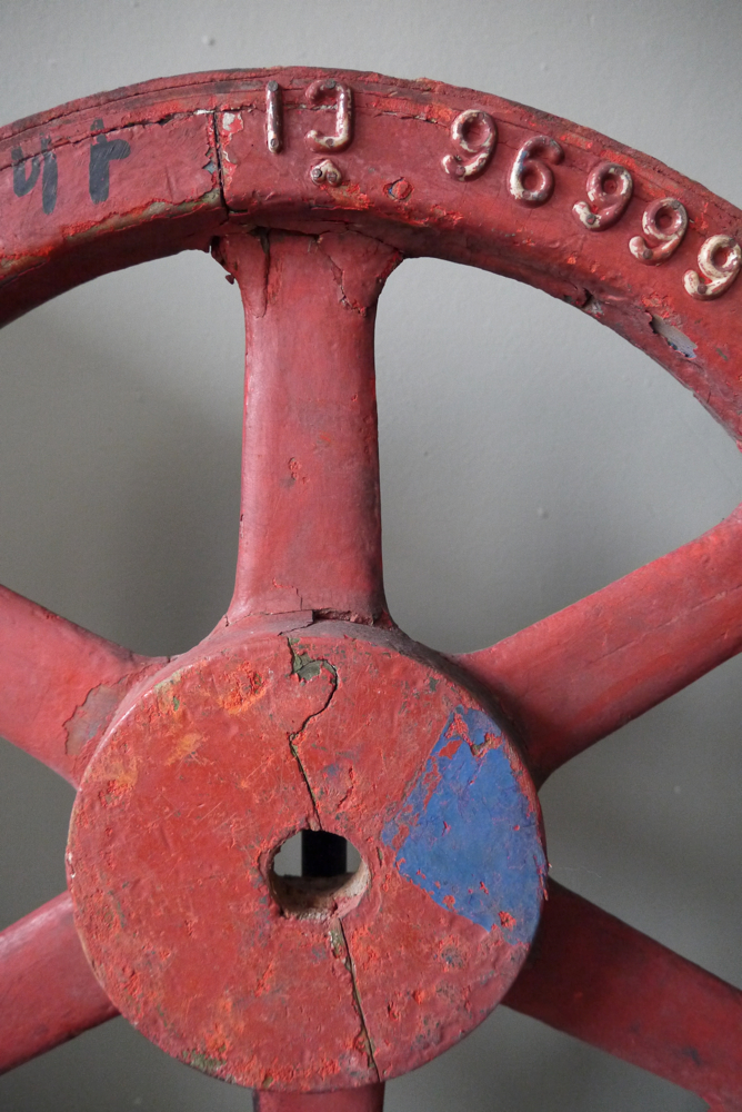 ancien moule de fonderie industrielle roue sur socle metal rouge – Image 7