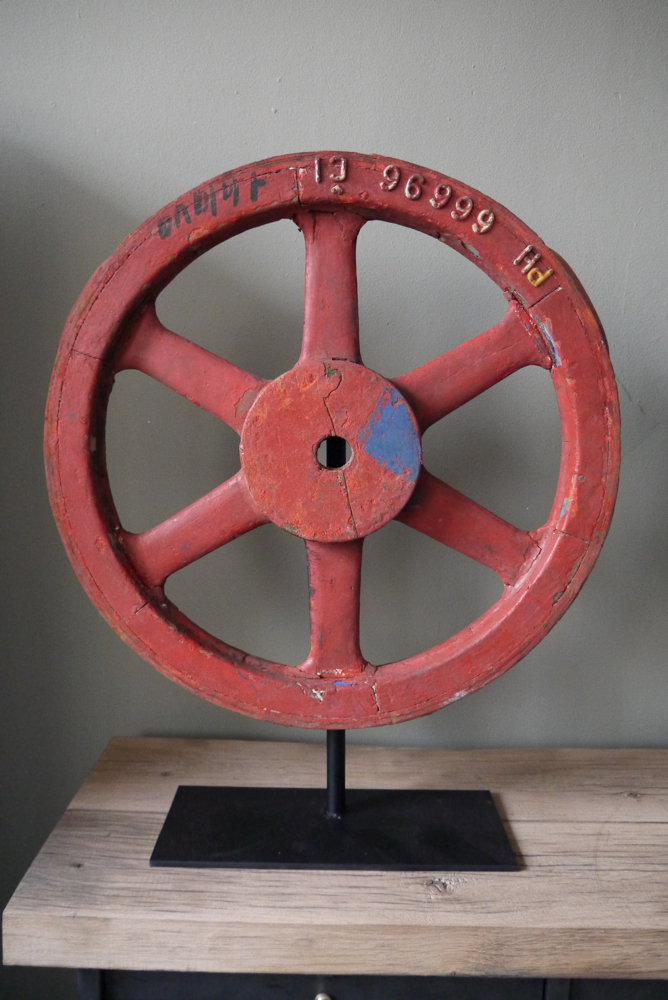 ancien moule de fonderie industrielle roue sur socle metal rouge – Image 8
